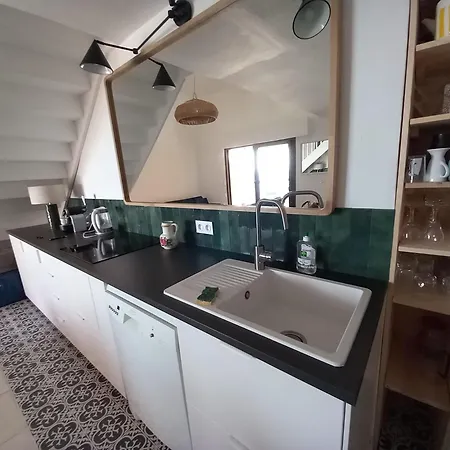 3p With Terrace On The Seafront Daire