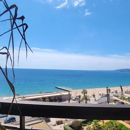 3p With Terrace On The Seafront * Fréjus