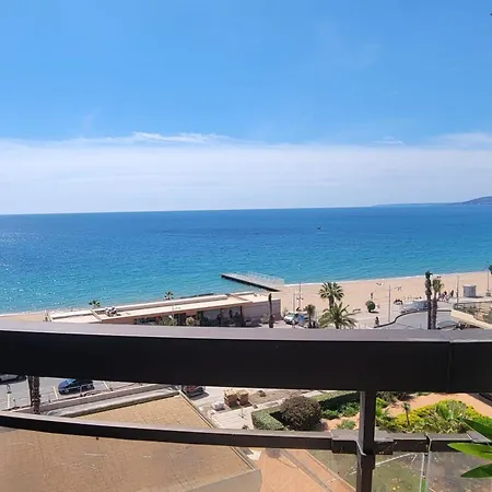 3p With Terrace On The Seafront Daire