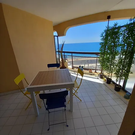 3p With Terrace On The Seafront Fréjus