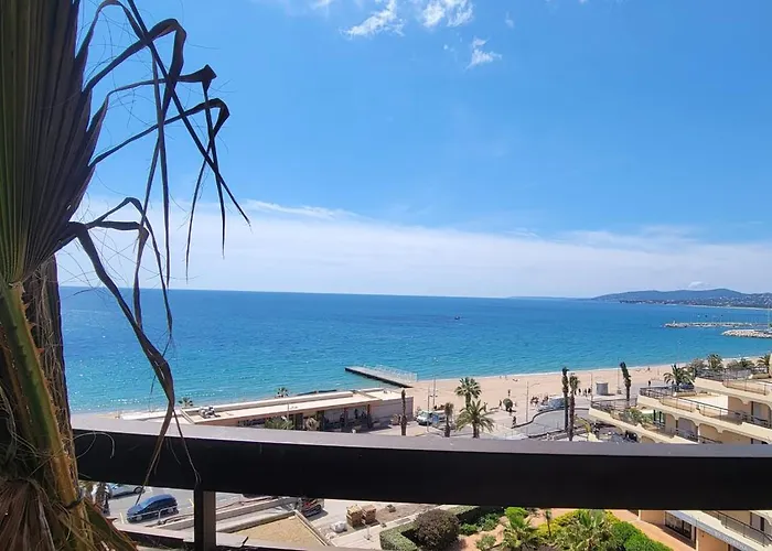 3p With Terrace On The Seafront * Fréjus