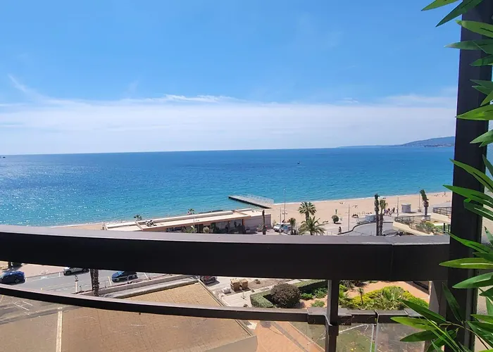 3p With Terrace On The Seafront شقة